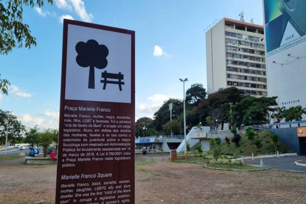 Praça Marielle Franco, no SCS, ganha placa em homenagem à vereadora
