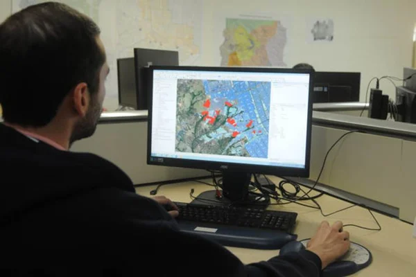 Caesb usa mapas para facilitar identificação de ligações clandestinas