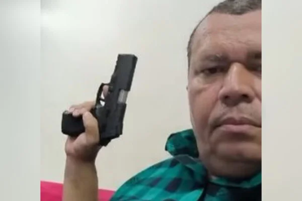 Imagem colorida de vice-prefeito de Catende (PE), Antônio do Egito, segurando uma arma de fogo - Metrópoles
