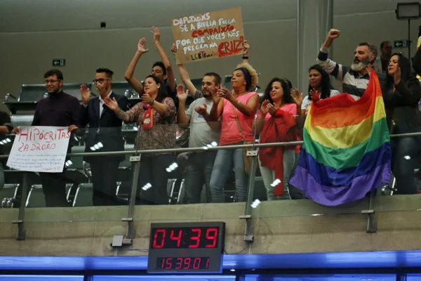 Evangélicos mantêm ofensiva contra política para LGBTIs da Cultura