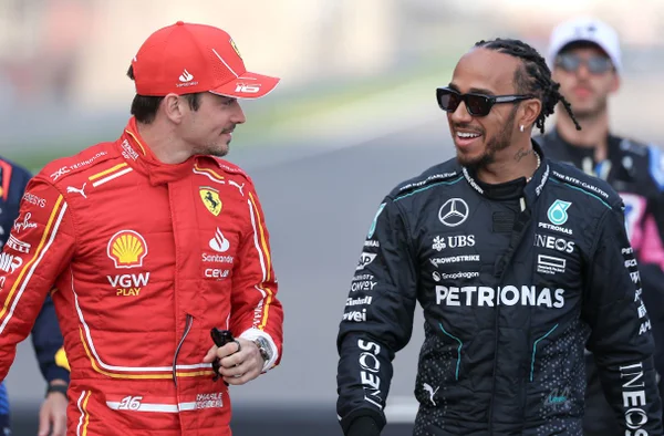 Charles Leclerc da Ferrari conversa com Lewis Hamilton da Mercedes durante o Grande Prêmio de F1 do Bahrein 2024