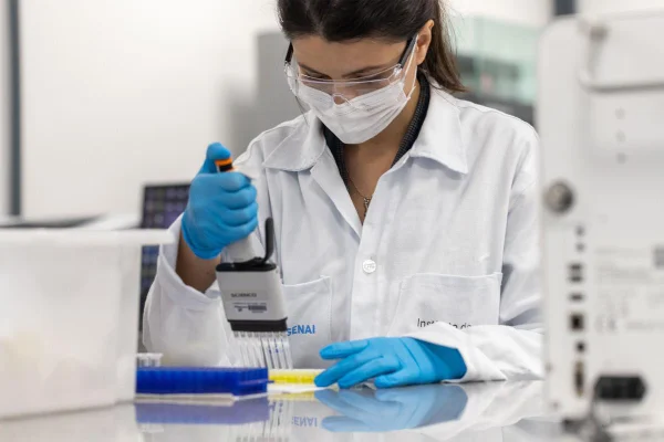 cientista mulher em laboratório