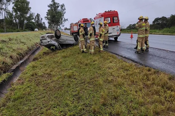 Capotamento de veículo deixa cinco jovens feridos na BR-020