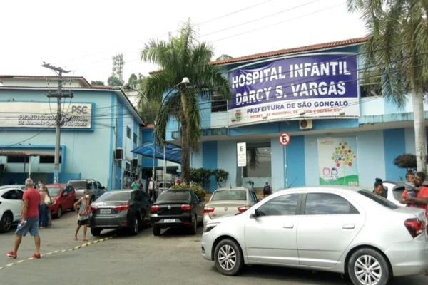Recém-nascido é abandonado em estacionamento de hospital no Rio