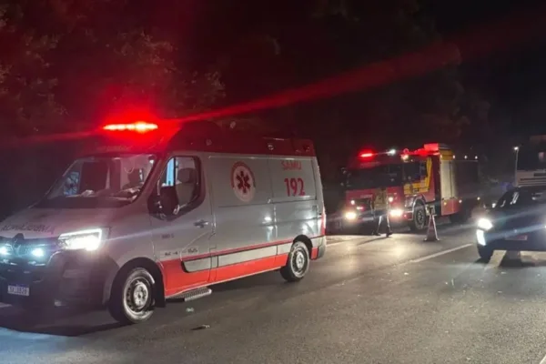 Imagem colorida, Bombeiros e Samu atuaram no socorro - Metrópoles