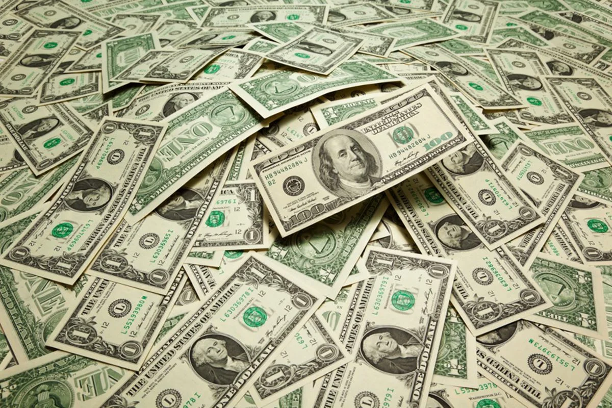 Dólar abre em alta com trégua entre EUA e China, Caged e balanços