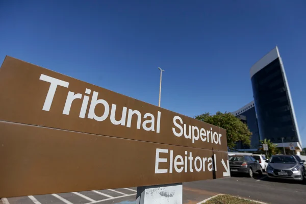 Sistema do TSE volta a mostrar Flávio Bolsonaro como filiado ao PL
