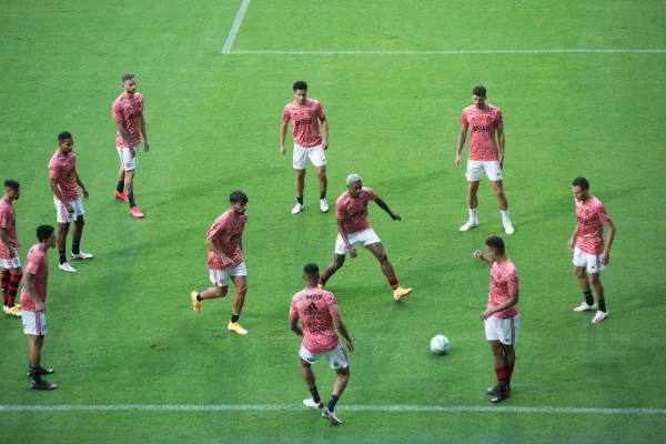 Ceni ousa e coloca Arão na zaga contra o Palmeiras no Mané: veja escalações