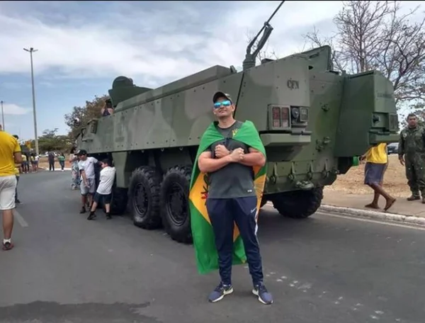 Homem atrás de tanque