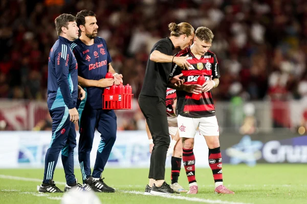 Filipe Luís conversando com Varela durante a partida entre Flamengo x Cruzeiro