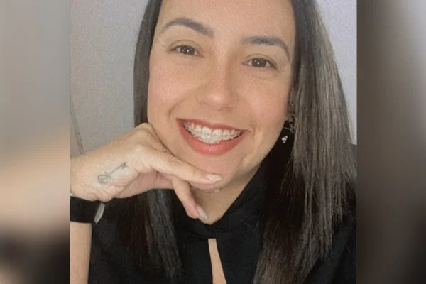 foto colorida da gerente de banco Aline Souza Lira, morta durante assalto em Poá - Metrópoles