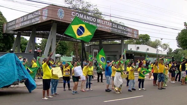 Bolsonaristas em ato golpista no Comando Militar da Amazônia