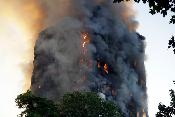 Casal morto em incêndio de Londres ligou para os pais antes de morrer