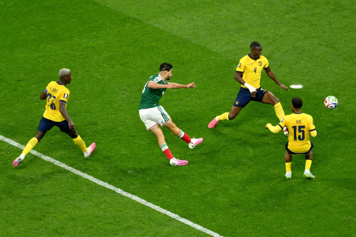 Raul Jimenez finalizando no gol no duelo México x Equador pela Copa do Mundo Raul Jimenez finalizando no gol no duelo México x Equador pela Copa do Mundo