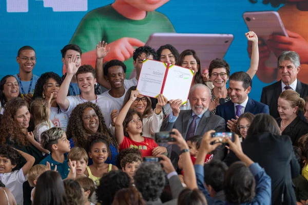 Lula assina decretos de regulamentação do ECA Digital; veja o que muda