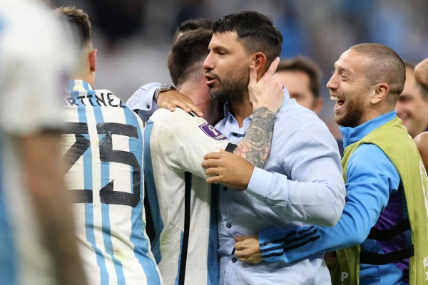 Agüero se infiltra na concentração e “dorme” com Messi antes da final