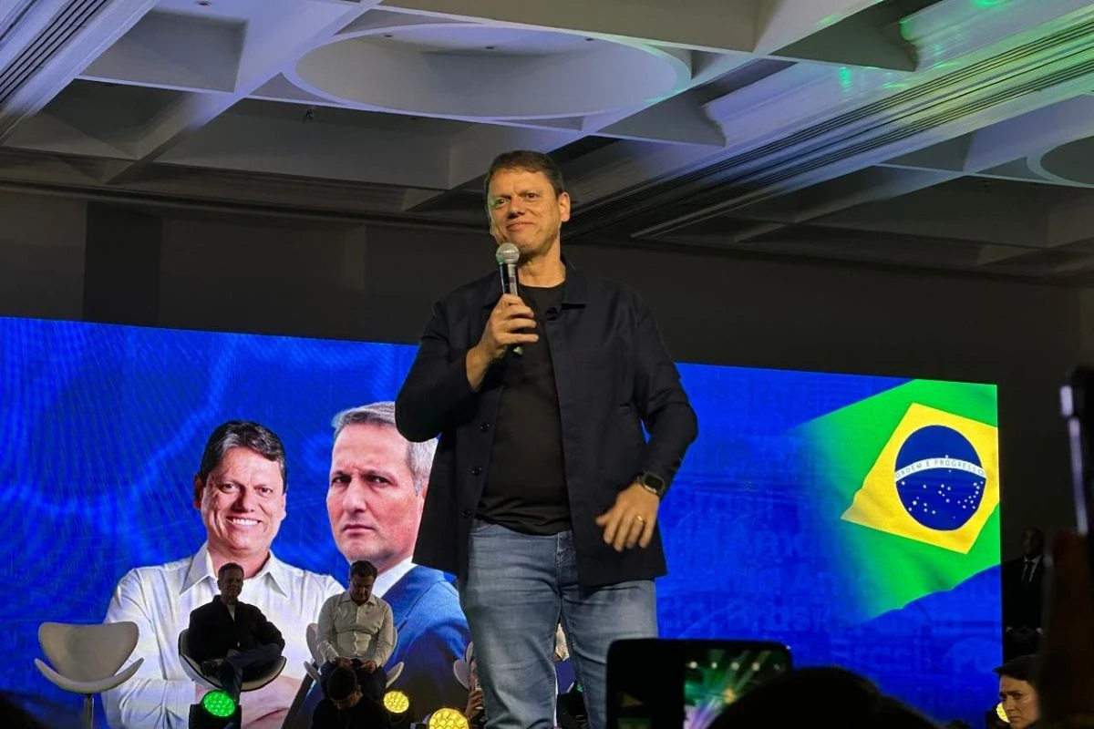 Tarcísio de Freitas se ausenta de evento por problemas de saúde enquanto Guilherme Derrite lança pré-candidatura ao Senado