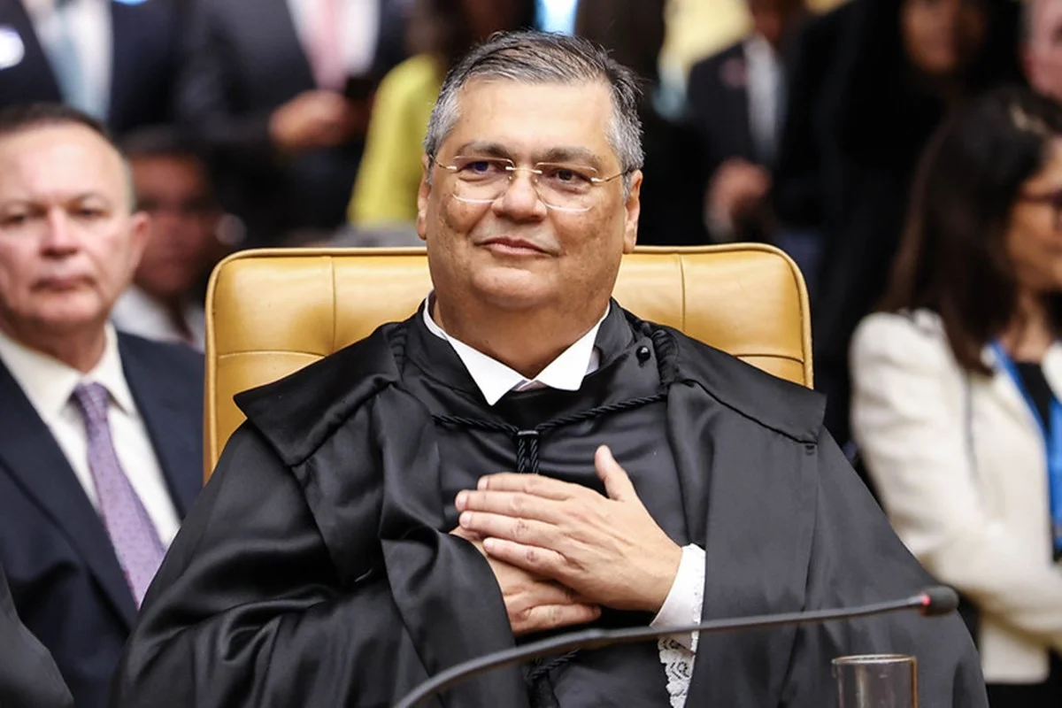 Jornalista investigado: Dino diz que "suportou calado" agressões