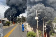 Fábrica foi evacuada preventivamente após incêndio atingir tanques de solventes. Imagens mostram chamas intensas e muita fumaça preta Fábrica foi evacuada preventivamente após incêndio atingir tanques de solventes. Imagens mostram chamas intensas e muita fumaça preta