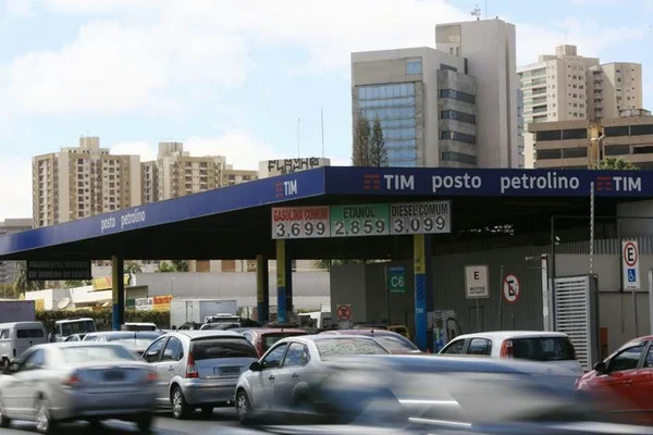 Por gasolina a R$ 3,69, brasilienses ficam na fila por quase uma hora