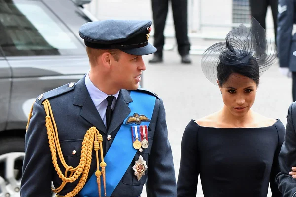 Foto colorida de homem com traje militar ao lado de mulher com roupa preta - Metrópoles