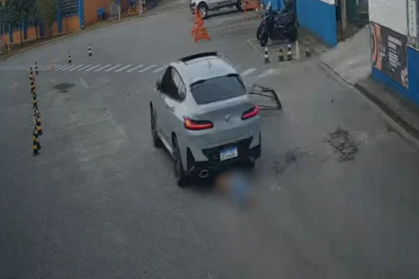 Imagem colorida mostra BMW envolvida em atropelamento de morador de rua. Metrópoles