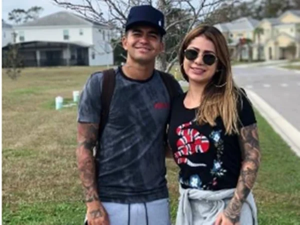 Mulher de jogador chega de surpresa e acaba com festinha animada