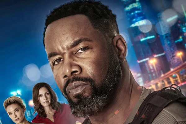 Imagem colorida de Michael Jai White no filme Ondas de Violência (Hostile Takeover, em inglês)