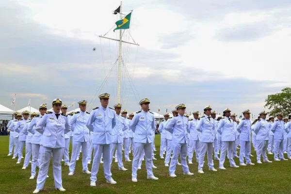 Foto colorida de membros da Marinha do Brasil - Metrópoles