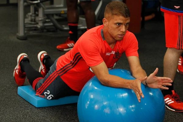Flamengo anuncia afastamento de Cuéllar por tempo indeterminado