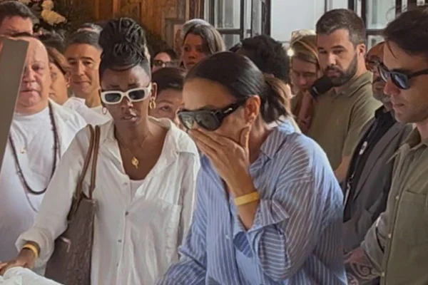 Foto colorida de Ivete Sangalo no velório de Preta Gil - Metrópoles