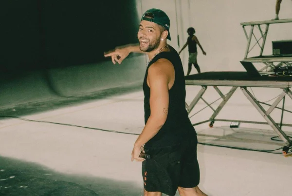 Pedro Sampaio rebate crítica sobre anúncio de bissexualidade no Lolla
