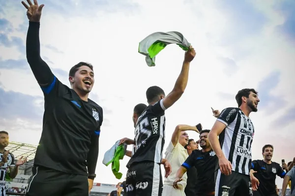 Jogadores e comissão da Inter de Limeira fazem a festa com a subida do time e classificação para semifinais da Série D