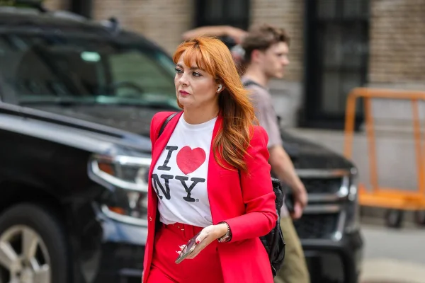 Mulher com camiseta do logotipo I Love New York - Metrópoles
