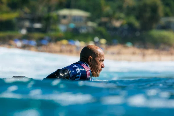 Imagem colorida de Kelly Slater - Metrópoles