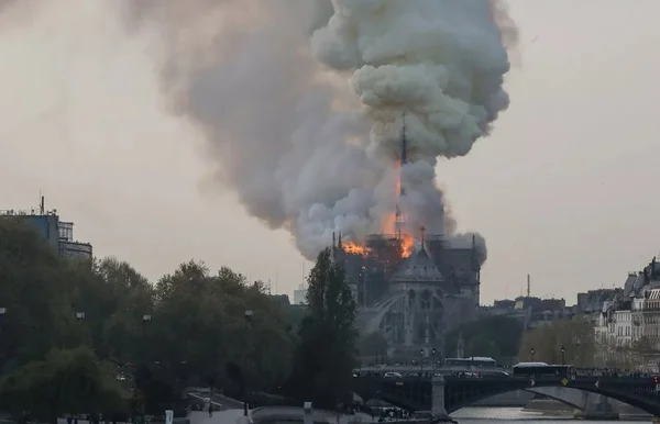 França anuncia concurso para reconstruir torre que caiu em Notre-Dame