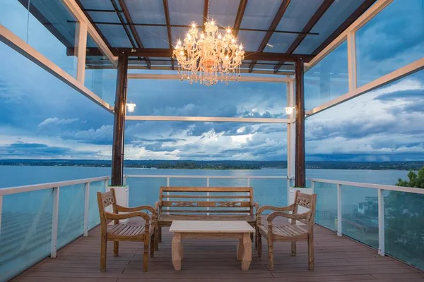 Primeiro rooftop de Brasília tem drinques e vista incrível para o Lago