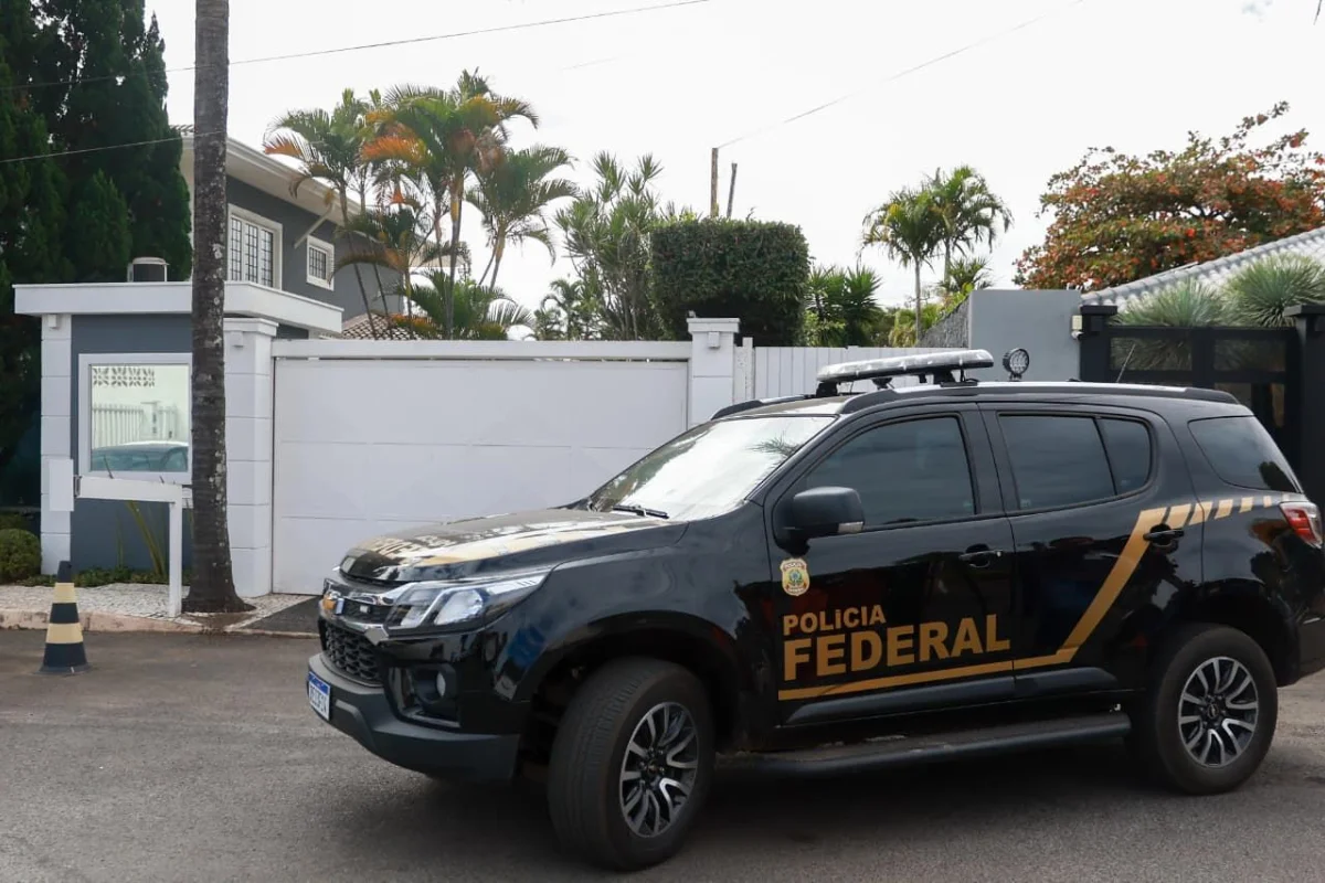 A Polícia Federal cumpre mandado de busca e apreensão no escritorio do advogado Willer Tomaz, em Brasília, nesta terça-feira (4/8).
A Polícia Federal cumpre mandado de busca e apreensão no escritorio do advogado Willer Tomaz, em Brasília, nesta terça-feira (4/8).