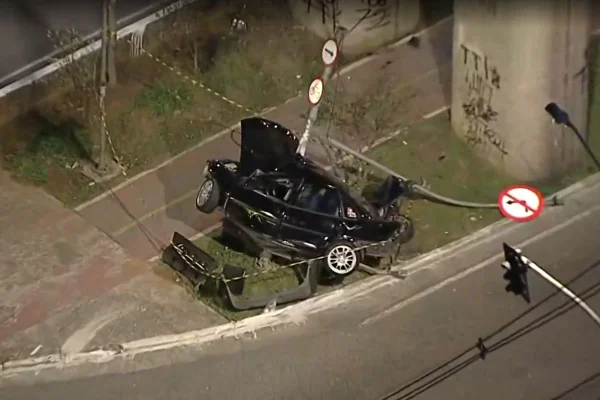 Jovem é arremessado de carro ao bater em poste durante suposto racha - destaque galeria Jovem é arremessado de carro ao bater em poste durante suposto racha - destaque galeria