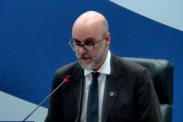 Imagem mostra Leandro Safatle, que é diretor-presidente da Anvisa. Ele é um homem branco, careca e com a barba branca - Metrópoles
