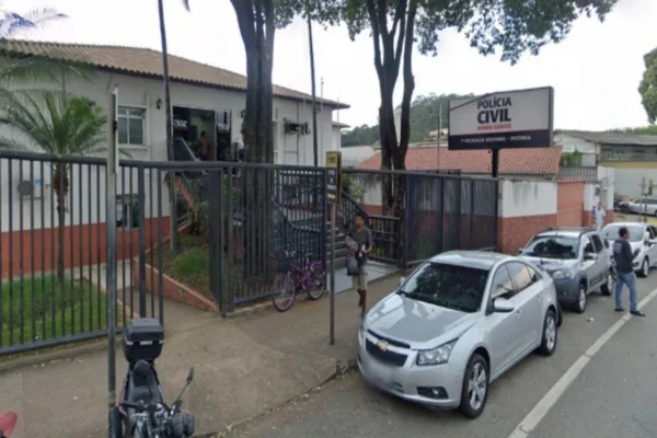 Jovem é preso após ameaçar pular muro para beijar adolescente em MG