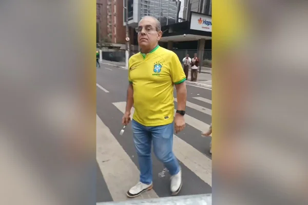 Imagem colorida mostra homem que atacou o "Porquinho da Paulista" com um garfo na manifestação de 7 de Setembro - Metrópoles