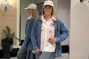 Helô Pinheiro posa de boné e look jeans Helô Pinheiro posa de boné e look jeans