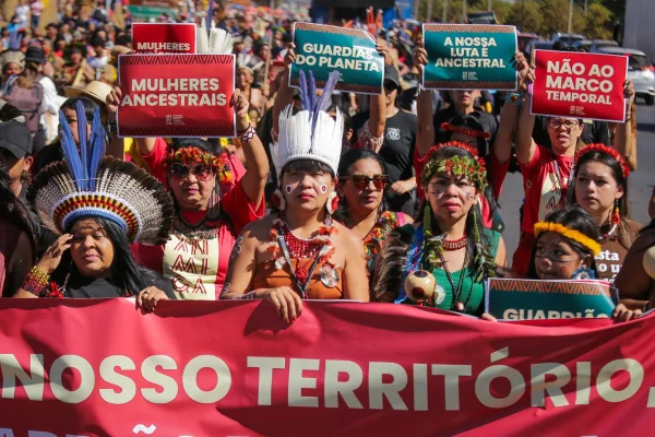 Foto colorida de marcha de mulheres indígenas