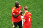 De Bruyne e Lukaku se cumprimentando durante a Copa do Mundo De Bruyne e Lukaku se cumprimentando durante a Copa do Mundo
