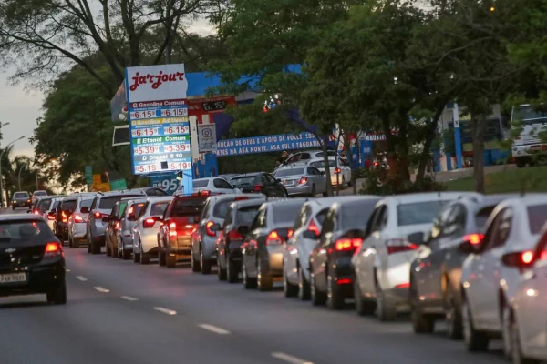 Após novo reajuste da gasolina, postos em Brasília têm filas gigantes