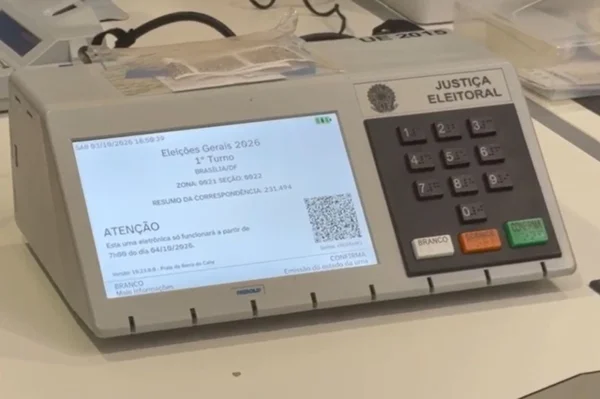 Urnas são ligadas no TSE para auditoria durante a votação de domingo
