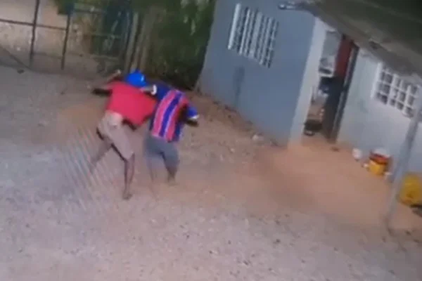 Vídeo chocante mostra homem esfaqueando rival várias vezes no DF