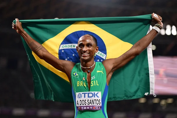 aImagem colorida de Alison dos Santos, prata no Mundial de atletismo- Metrópoles