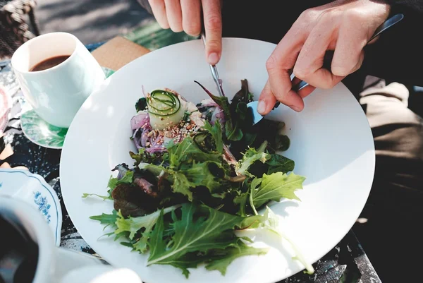 Dietas veganas ao extremo podem fazer mal à saúde, diz nutricionista